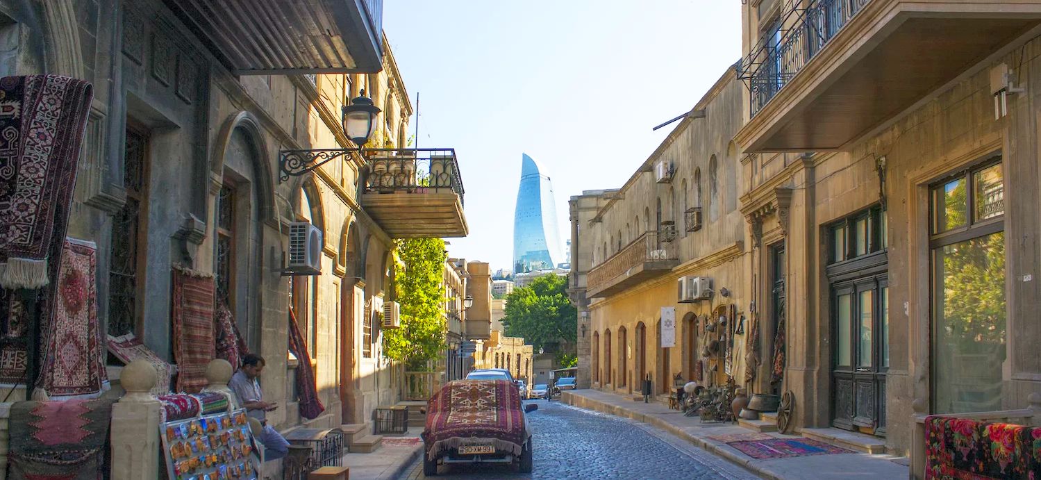 Старый город и высотки в Баку
