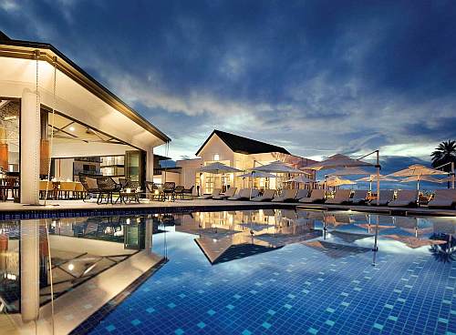 К пляжу Pullman Nadi Bay Resort & Spa