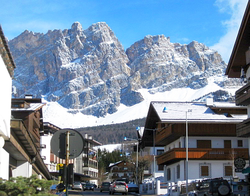 Кортина-д`Ампеццо (Cortina d'Ampezzo) - больше отдых в городе, чем катание