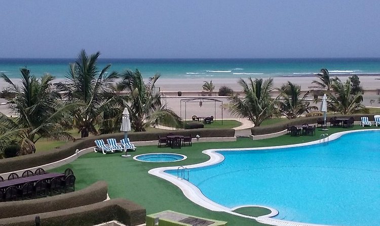 Вид на пляж в отеле Masira Island Resort